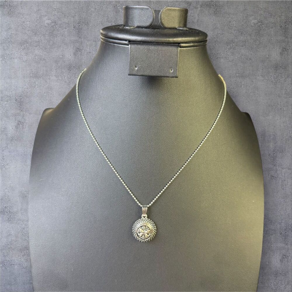 128. Silver Butterfly Pendant Necklace Snap Closure Stylish Design